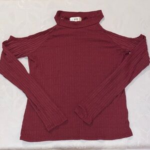 NYTT Ribbed Mock Neck/Open Shoulder Top in Wine Rose